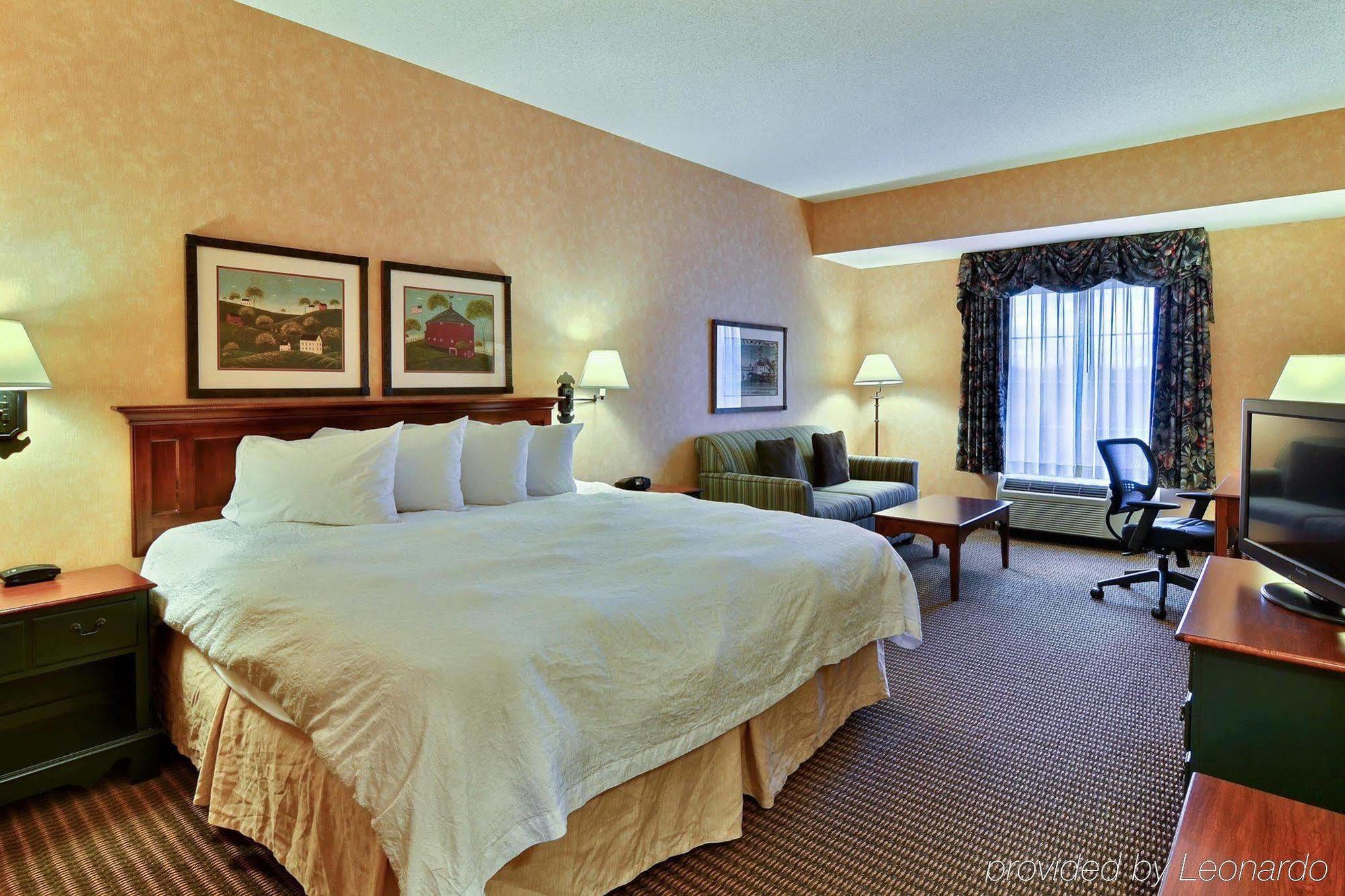 Hampton Inn & Suites State College At Williamsburg Square Exterior foto